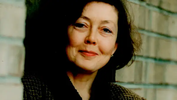 Retrato de la escritora Anne Carson, ganadora del premio Nobel de Literatura.