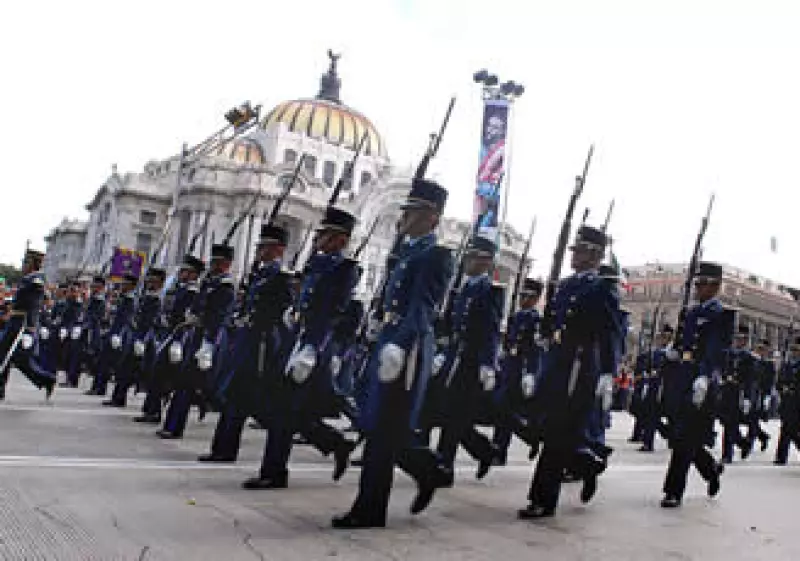 Elementos de las Fuerzas Armadas desfilan frente al Palacio de Bellas Artes. (Foto: Notimex)