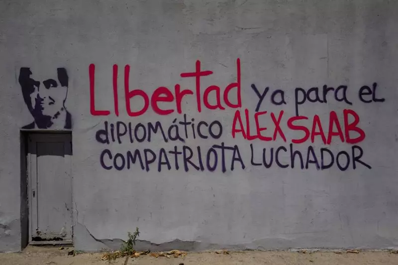 Fotografía de un grafiti en apoyo a Alex Saab en la sede principal de Petróleos de Venezuela, en febrero de 2021, cuando estaba detenido en Cabo Verde y EU pedía su extradición. 