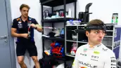 Foto de Max Verstappen usando bandas de resistencia para fortalecer el cuello.