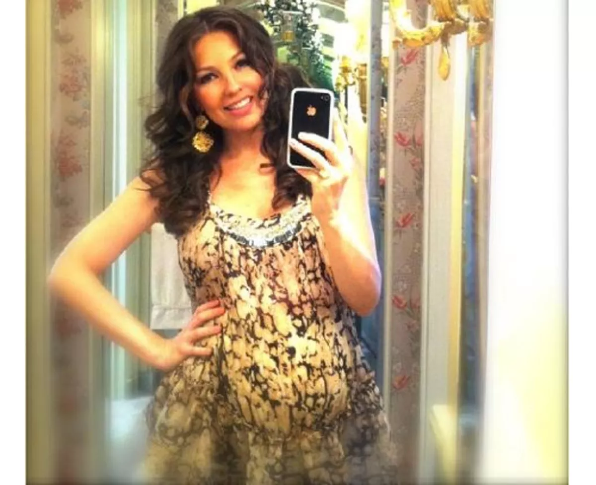 La actriz y cantante compartió con sus seguidores de Twitter imágenes de su tercer baby shower.