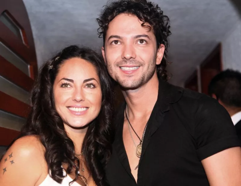 La actriz acompañó a Kintaro durante su presentación en el cantabar Aplausse en lo que marca su regreso como cantante. El artista se presentará cada jueves en el lugar.