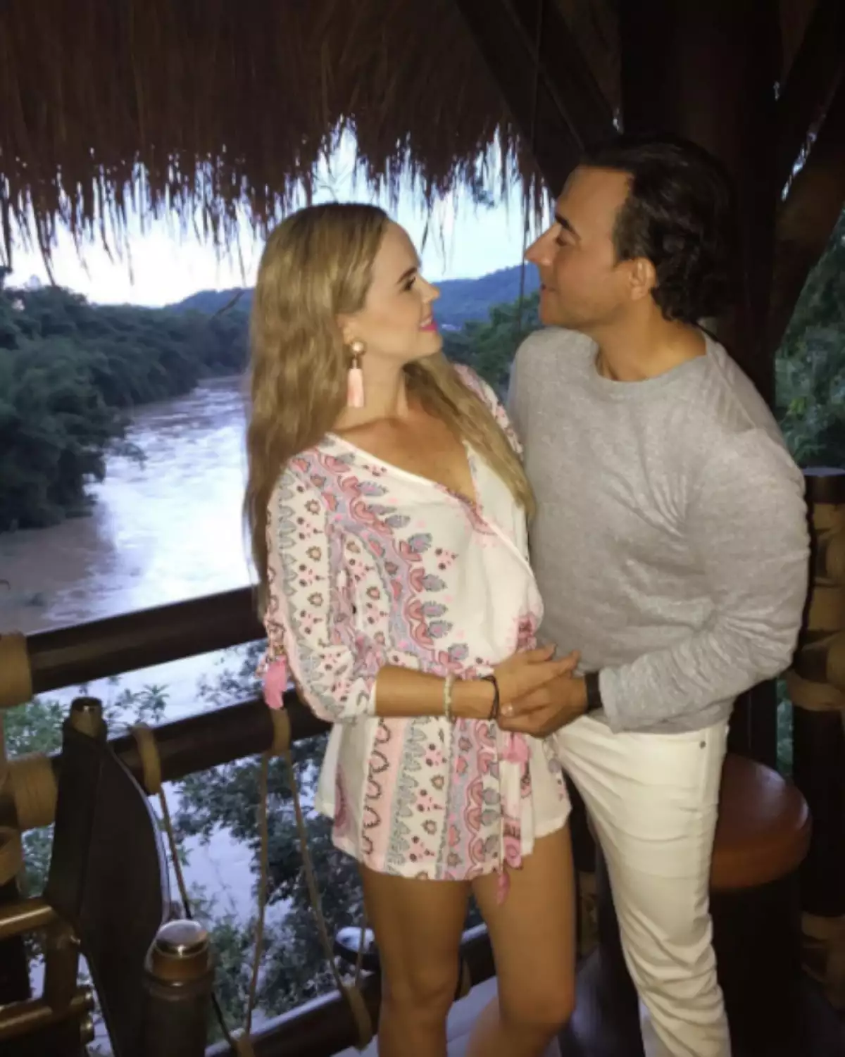 Adal Ramones y Karla de la Mora