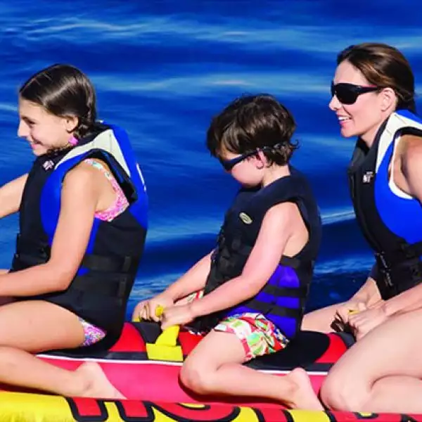 LISTOS. Paulina hace la señal de que están listos para comenzar el paseo. Ella nació en Miami y su hermano Diego, en Los Ángeles.