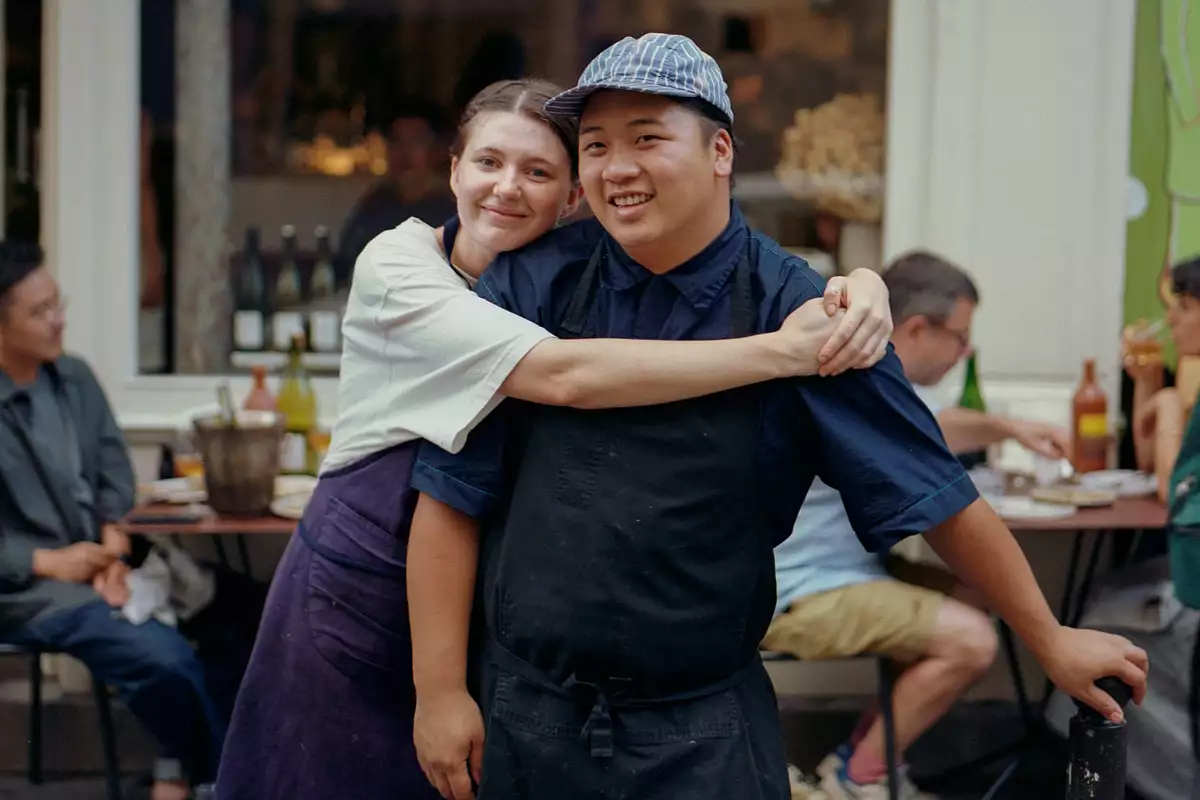 Foto de Sadie Mae Burns abrazando a Anthony Ha. La pareja es creadora del proyecto gastronómico Has Dac Biet.