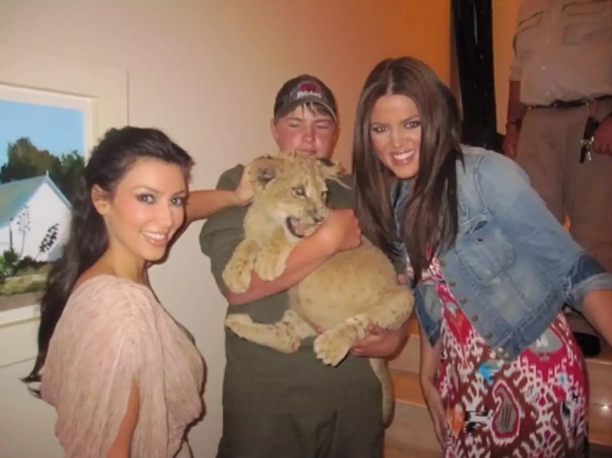 Kim y Khloe hace algún tiempo compartiendo otra aventura.