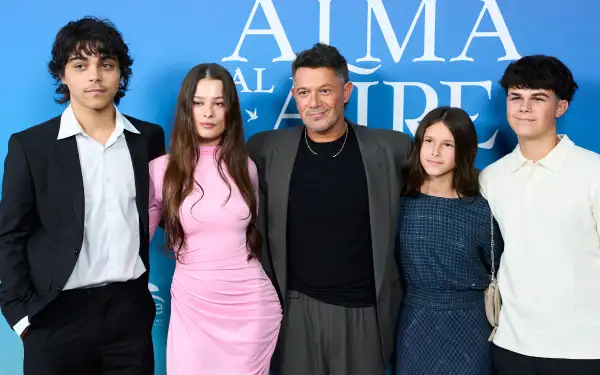 Alejandro Sanz y sus hijos en la alfombra roja del musical