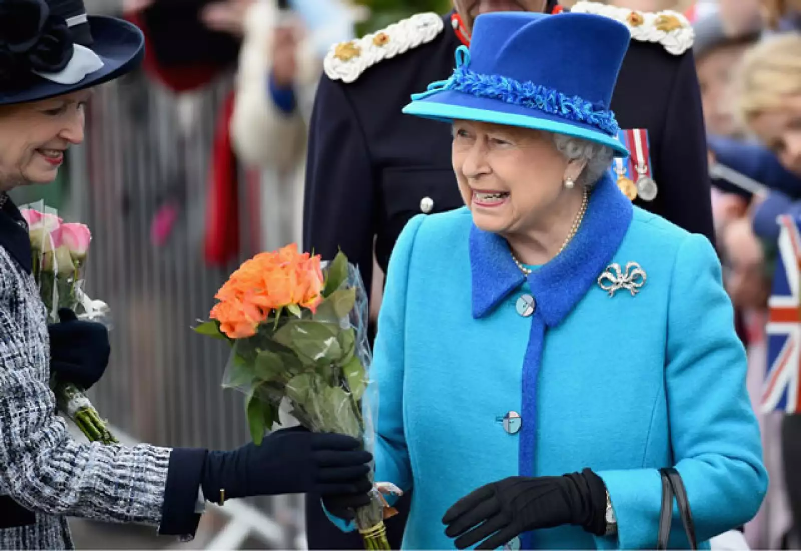 La abuela de Guillermo y Harry recibió flores de la gente que atendió al evento.