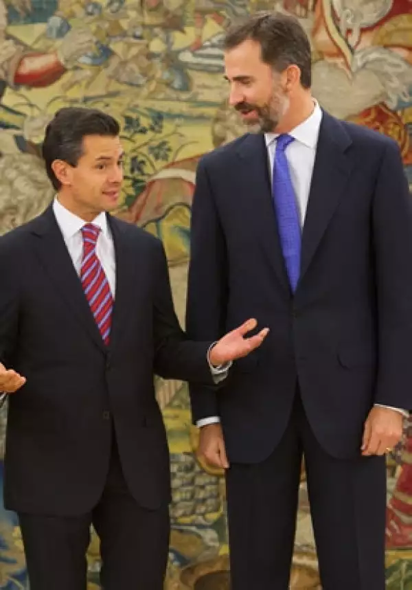 Enrique Peña Nieto junto al príncipe Felipe en su visita al Palacio de Zarzuela en España en octubre de este año.