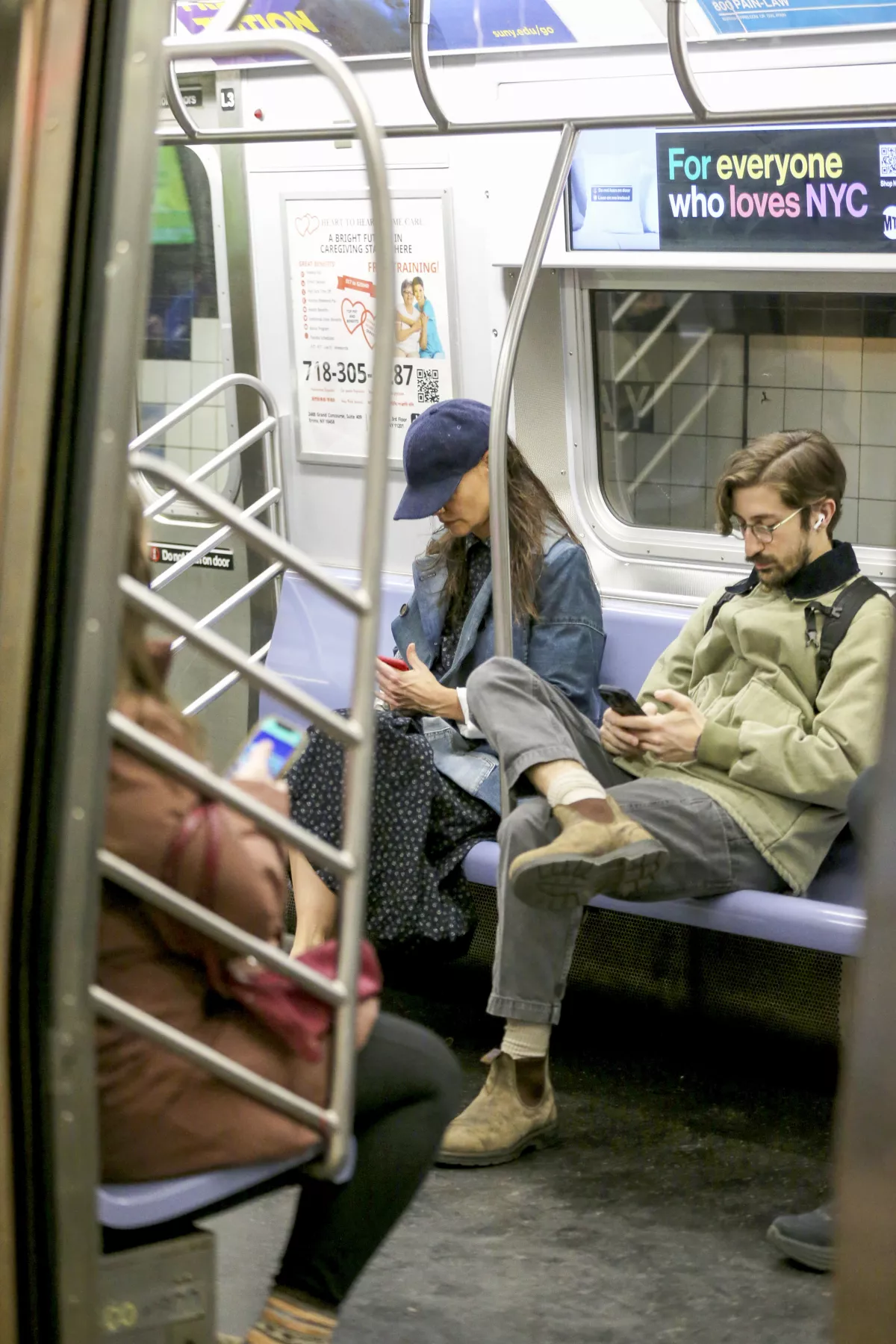 katie-holmes-viajo-en-el-tren-f