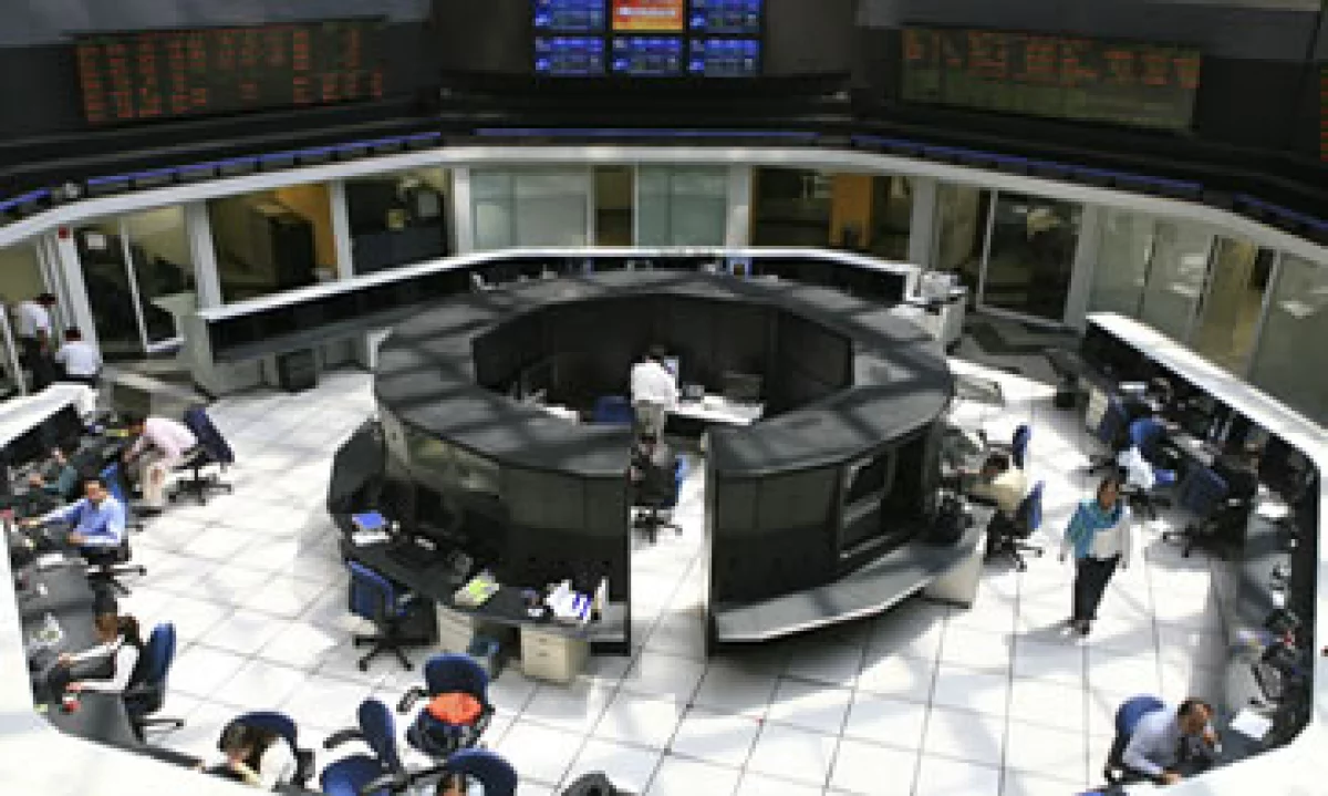 Mientras que la Bolsa mexicana cerró a la baja, en Wall Street los principales índices subieron ante los reportes corporativos. (Foto: Getty Images)