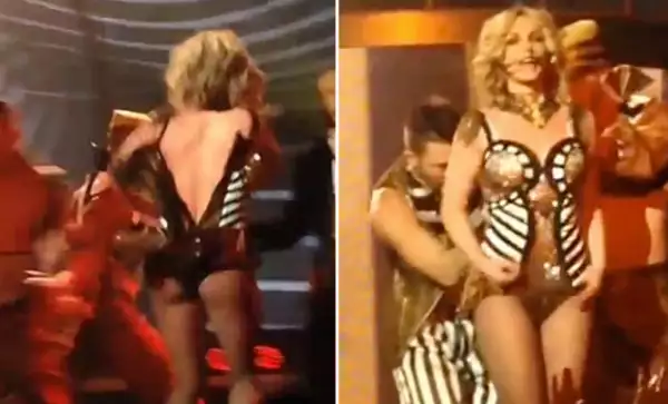 Britney sufrió este accidente de vestuario en uno de sus primeros conciertos en Planet Hollywood, Las Vegas.