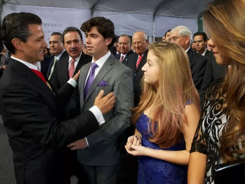 La primera dama usó un ligero vestido rosa pálido y saco de tweed en el primer informe de Enrique Peña Nieto.