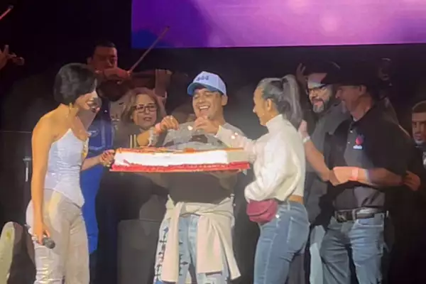Christian Nodal sorprende a Ángela Aguilar con un pastel en pleno concierto en Chicago