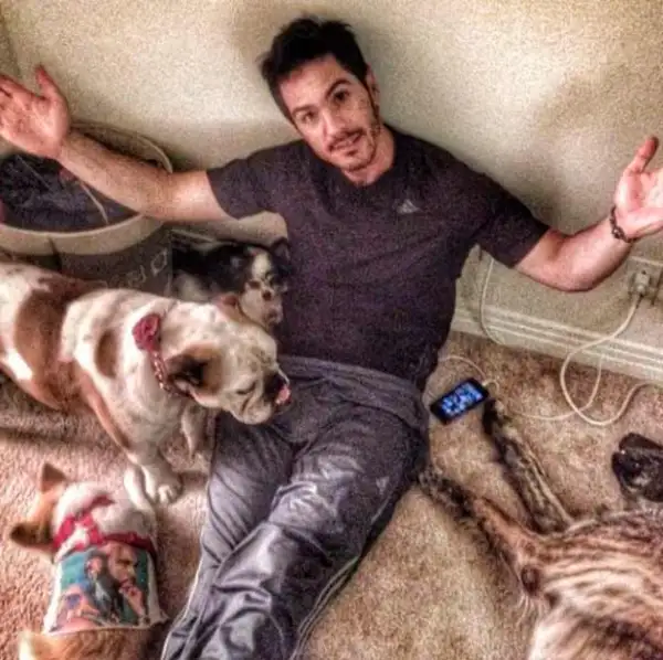 Mauricio junto a los perros del comediante.
