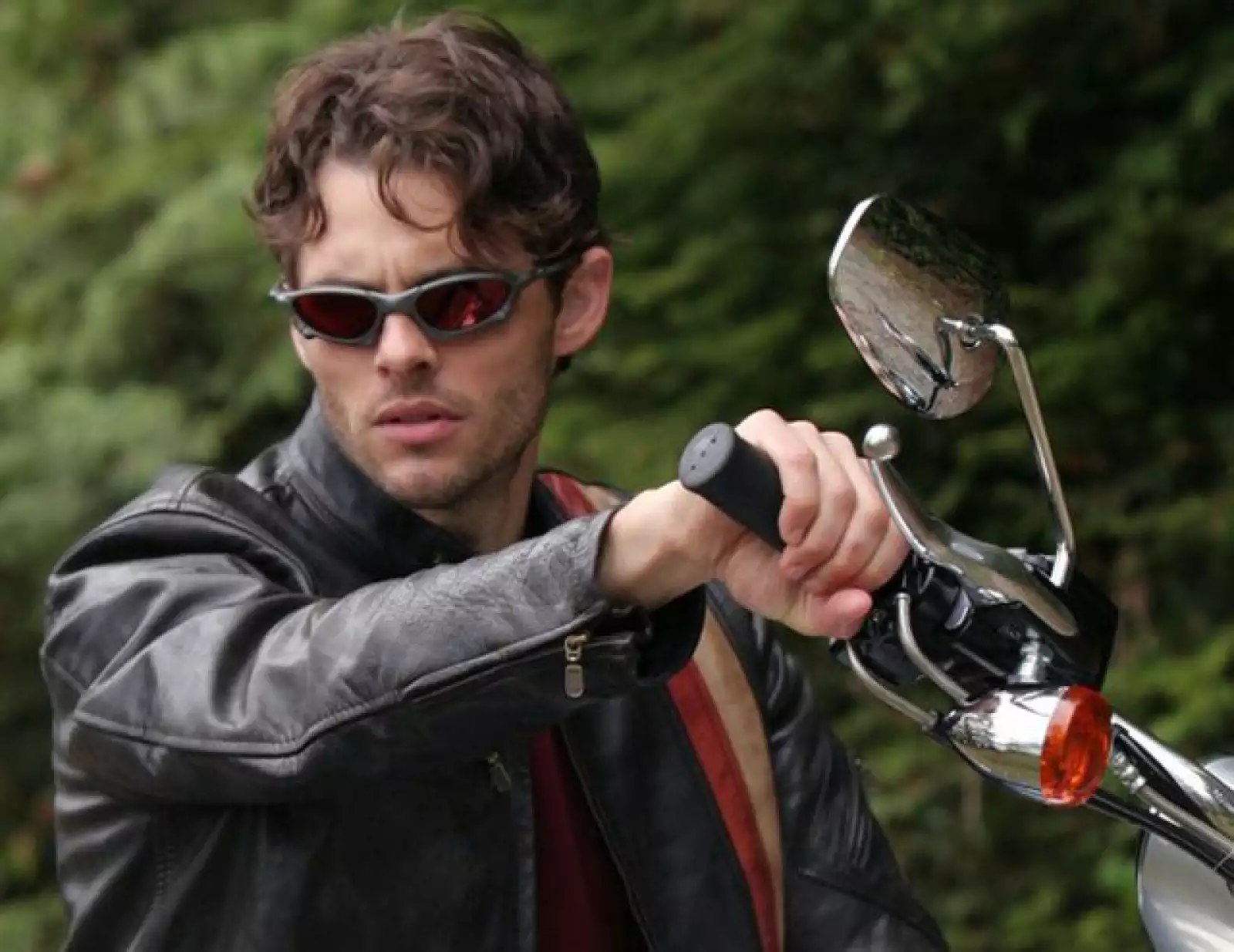 No necesitamos ver los ojos de James Marsden como Cyclops para saber que queremos que nos guiñe con su láser.