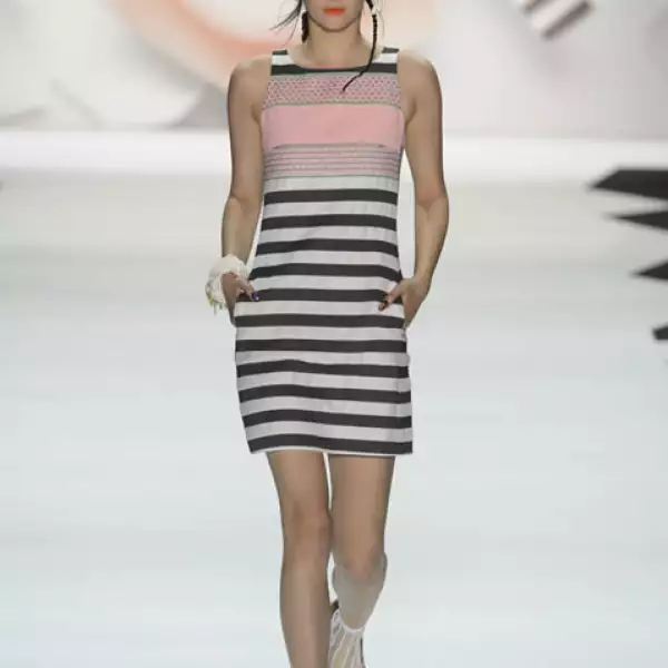 Vestido mini, rayado de algodón con sandalias de plataforma.