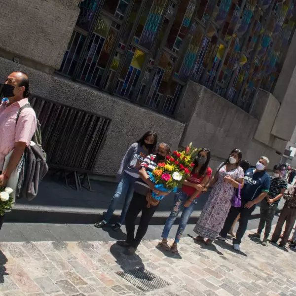 Largas filas se observan para ver a la imagen de la virgen en la Basílica de Guadalupe.