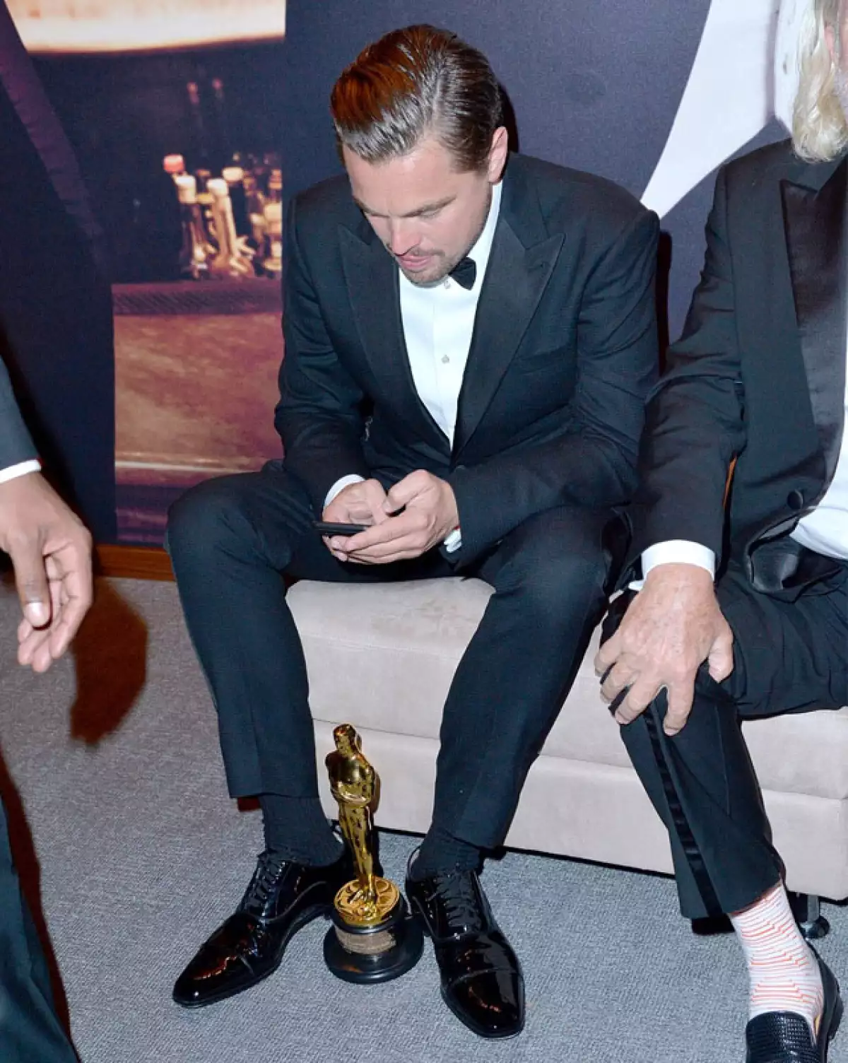 El actor sólo soltó su Oscar cuando se sentó en la after-party para mandar un mensaje en su celular.