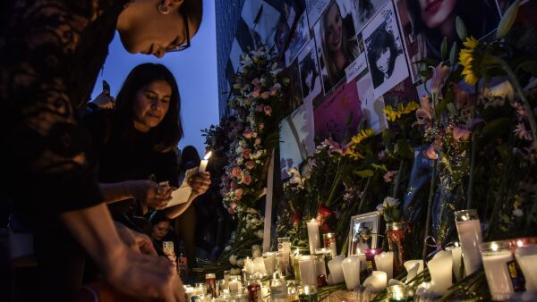 Con flores, velas y fotografías, mujeres rindieron homenaje a víctimas de feminicidio