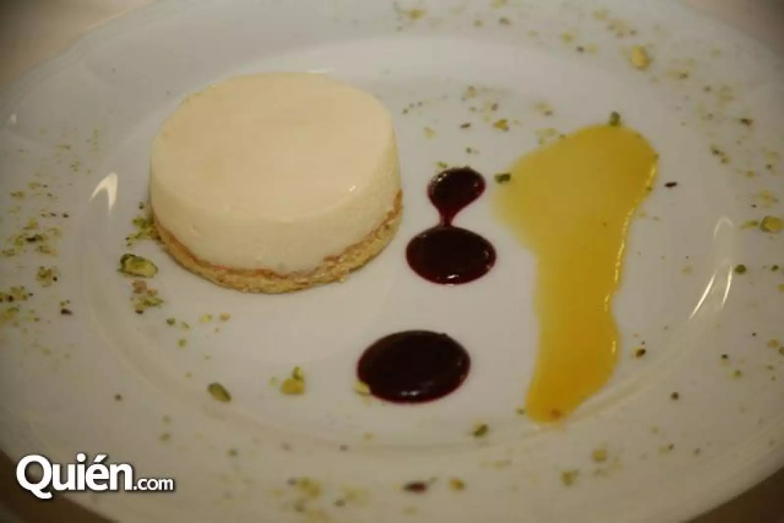 Bavaresa de coco en salsa de mango