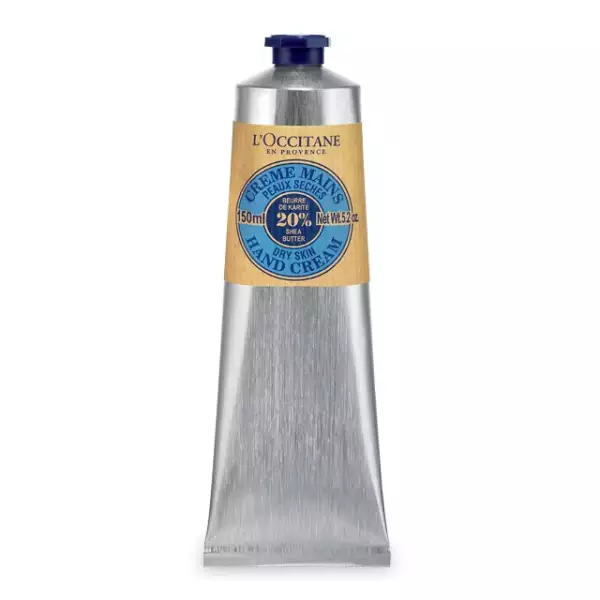 Siempre es importante tener una buena crema de manos en tu kit de belleza. Con la crema de manos Karité de L? Occitane que suaviza profundamente pues tiene manteca de Karité, miel y extracto de almendra, tendrás protección diaria. Boutiques L`Occitane.