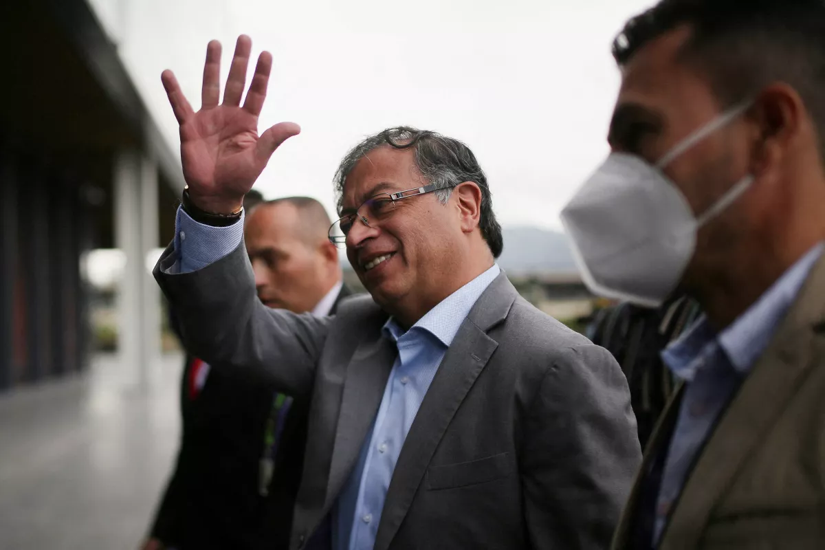 El candidato de izquierda a la presidencia de Colombia, Gustavo Petro, de la coalición Pacto Histórico, saluda cuando llega a un debate en Bogotá, Colombia. 
