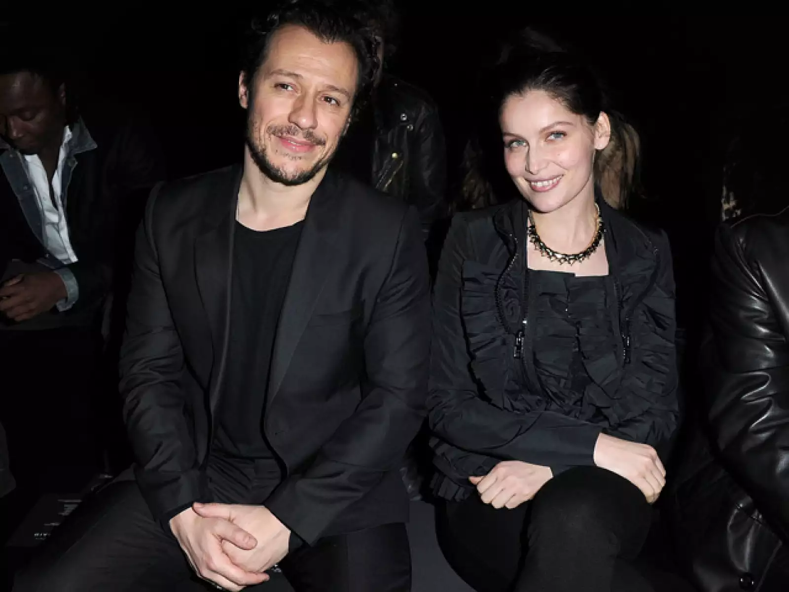 Stefano Accorsi y la modelo Laetitia Casta estuvieron en la primera fila durante el desfile de Givenchy.