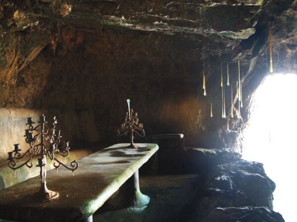 Enfrente del cuarto de Gian Franco hay una cueva -repleta de murcielagos- que baja varios metros hasta llegar a un acantilado. Al puro estilo del Conde de Montecristo.