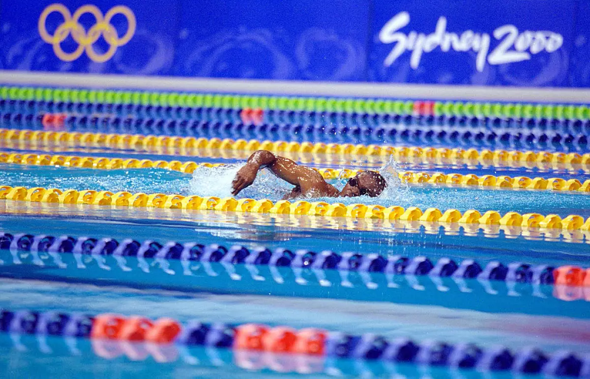 Foto de Eric Moussambani durante su competencia en los Juegos Olímpicos de Sydney 2000