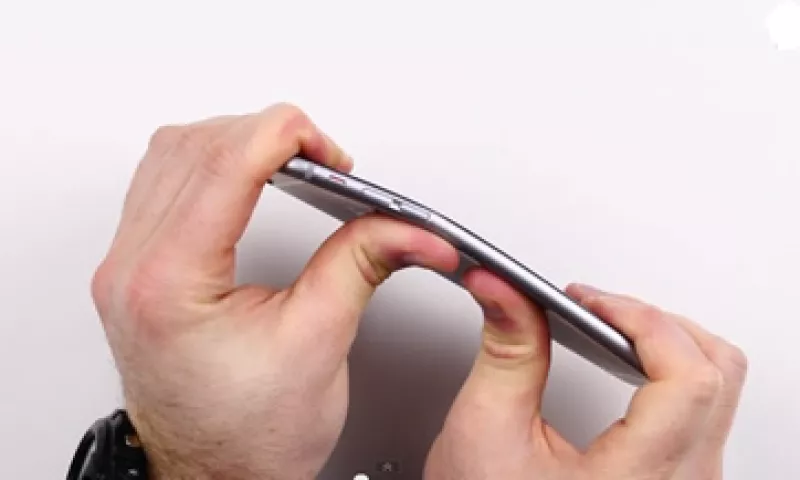 Algunos usuarios prueban una solución para evitar que se doble el teléfono. (Foto: tomada de  Unbox Therapy)