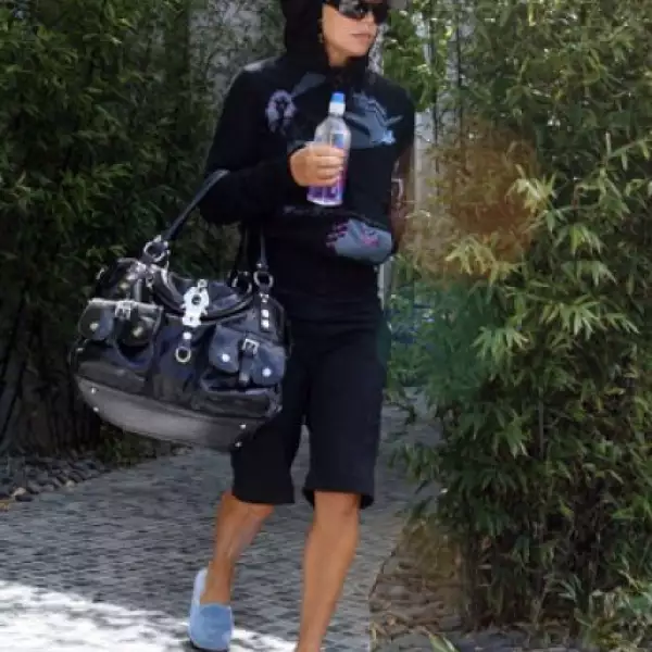 En pantuflas, Fergie llega a unos estudios para grabar su nuevo video musical en Burbank, California.