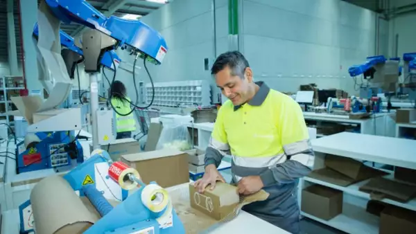 Un trabajador de Logisfashion se encarga de realizar el proceso adecuado de logística.