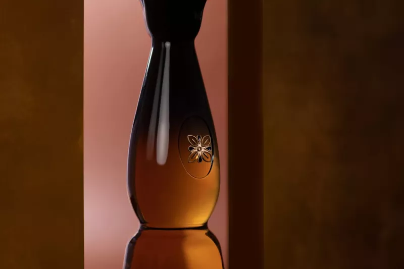 Botella de la edición Clase Azul Tequila Gold que está inspirada en los atardeceres de nuestro país.