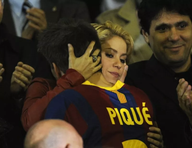 La cantante fue captada mientras le daba un tierno abrazo a su novio, el futbolista Gerard Piqué, después de haber perdido la final de la Copa del Rey.