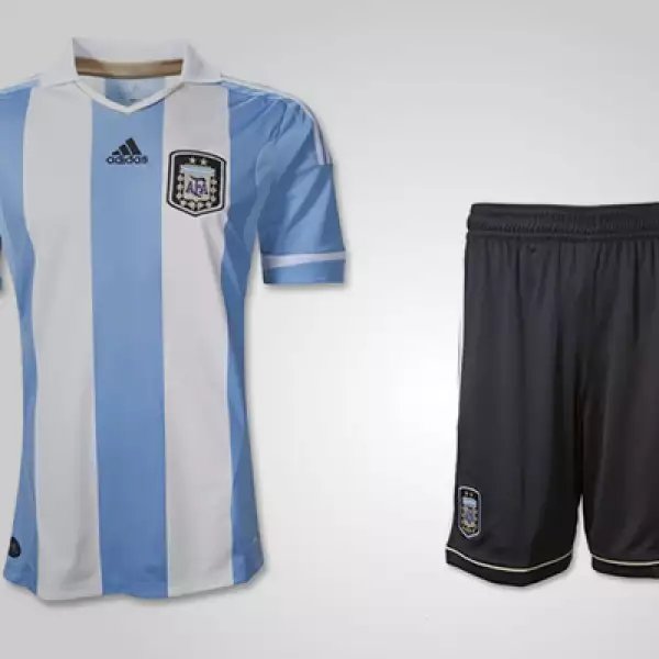 La primera prueba del nuevo técnico, después de la etapa con Maradona. Juega en casa y su selección mayor deberá demostrar su fuerza, ya que no ha ganado ningún torneo relevante desde 1993. Su playera cuesta 69.99 dólares y sus calzoncillos 39.99 dólares.