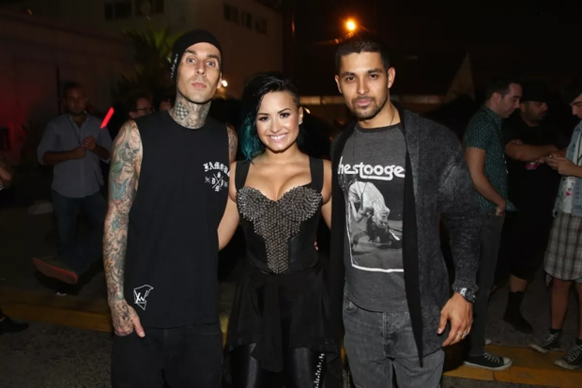La pareja conformada por Wilmer Valderrama y Demi Lovato con el músico Travis Barker.