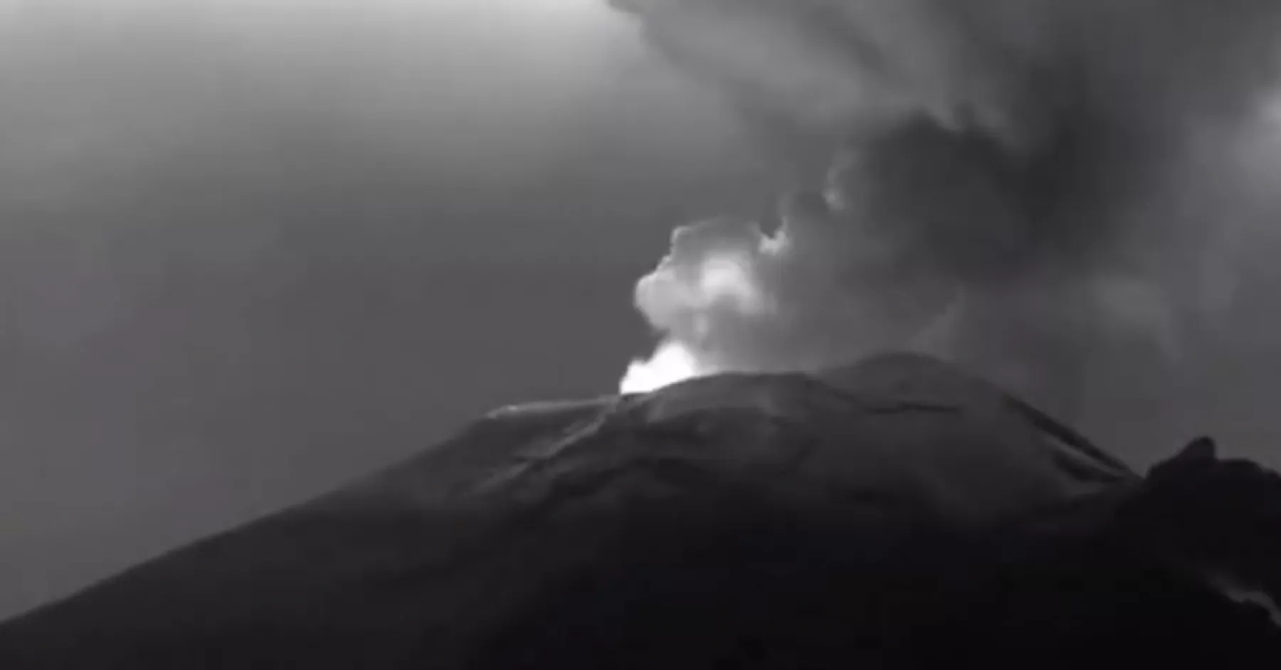 Volcán Popocatépetl en explosión
