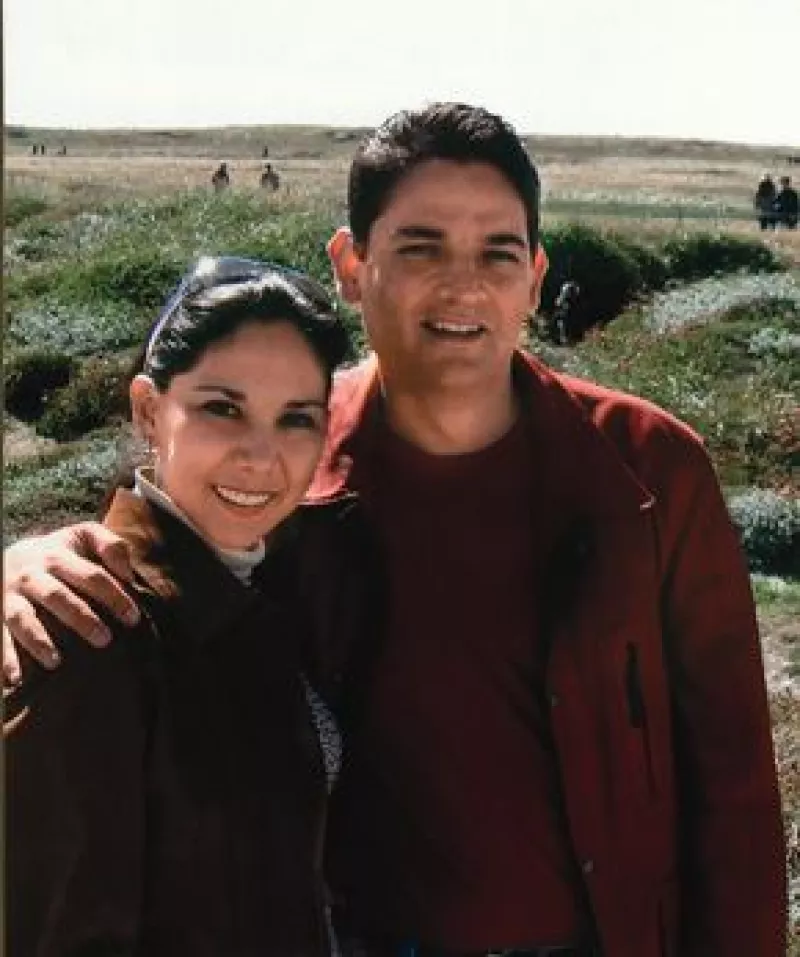 Cuando Juan Camilo se fue a la Oficina de la Presidencia en Los Pinos, ella salío despavorida a Campeche con sus tres hijos cuando un grupo de perredistas le lanzó piedras en la calle.