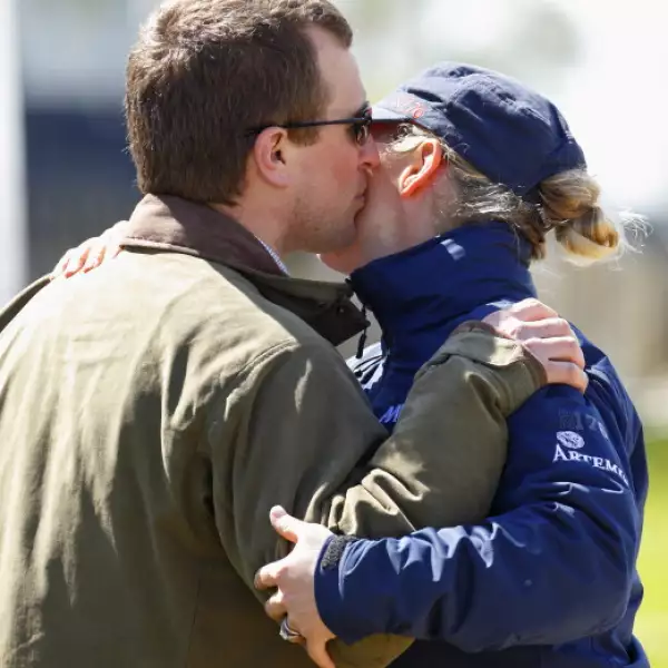 Peter Phillips y su esposa son muy cariñosos entre elllos y con sus hijas.
