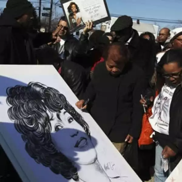 seguidores de whitney a unas cuadras del funeral