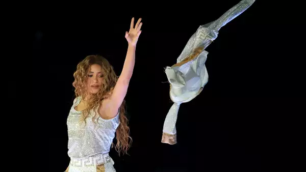 Foto de Shakira lanzando una chamarra blanca al escenario durante su concierto en Las Vegas en junio de 2025