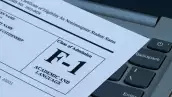 Primer plano de una muestra del Formulario I-20, Certificado de Elegibilidad para el Estatus de Estudiante No Inmigrante.