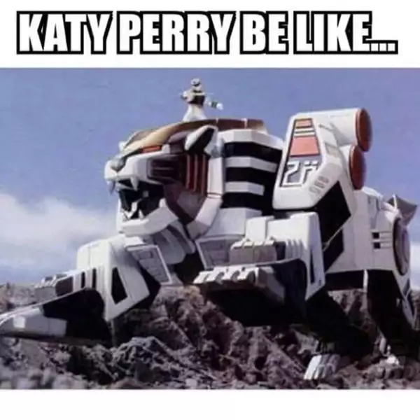 La cantante tal vez pensó que era un power ranger.