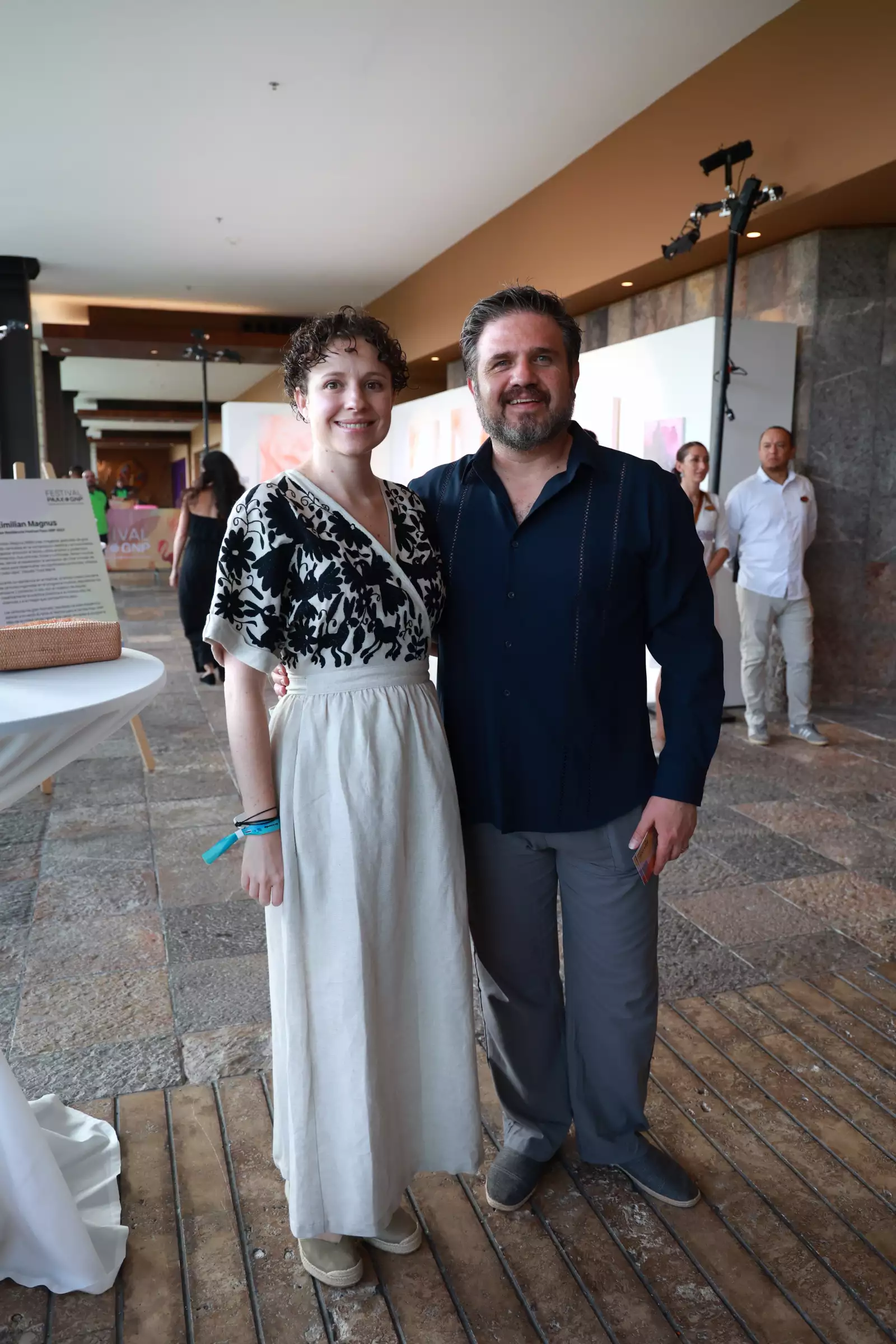 Claudia Bennett y Federico Santos 