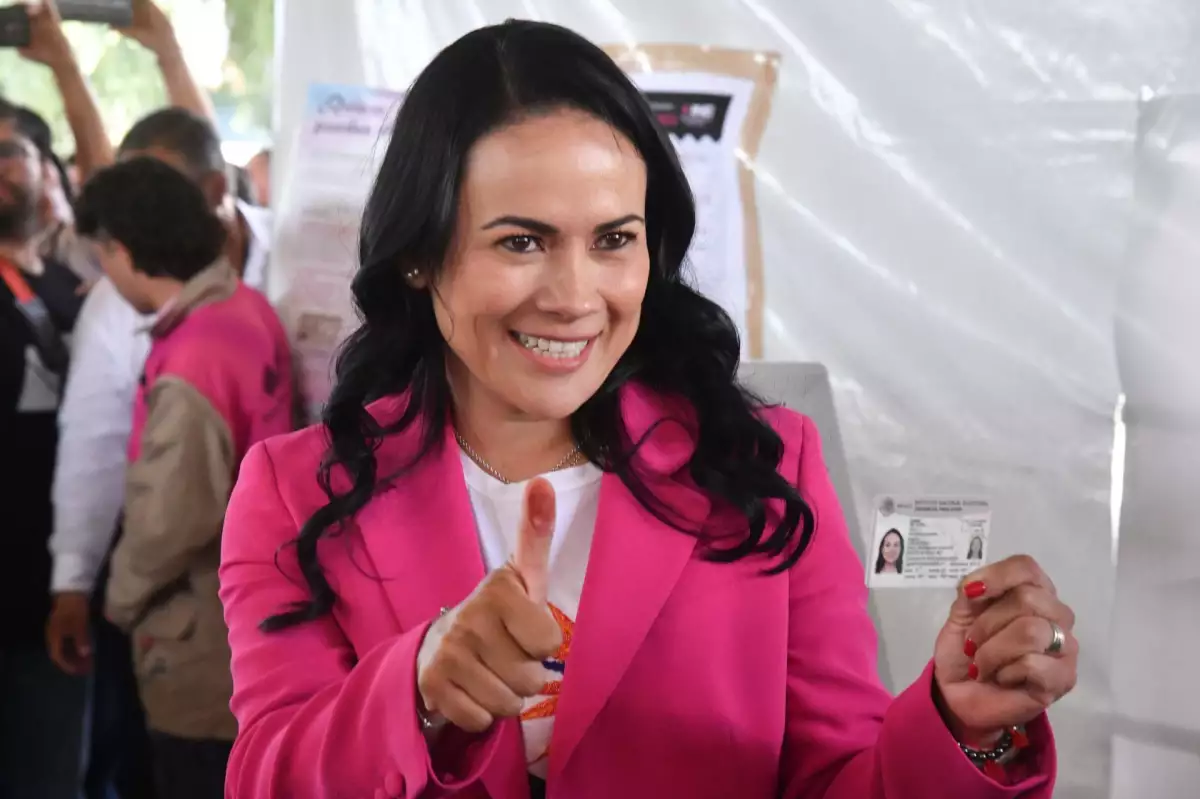 Alejandra del Moral, candidata a la gubernatura del Estado de México por la coalición PRI, PAN y PRD “Va por el Estado de México” emite su voto en la casilla correspondiente a la sección 837 ubicada en el fraccionamiento Jardínes del Alba.