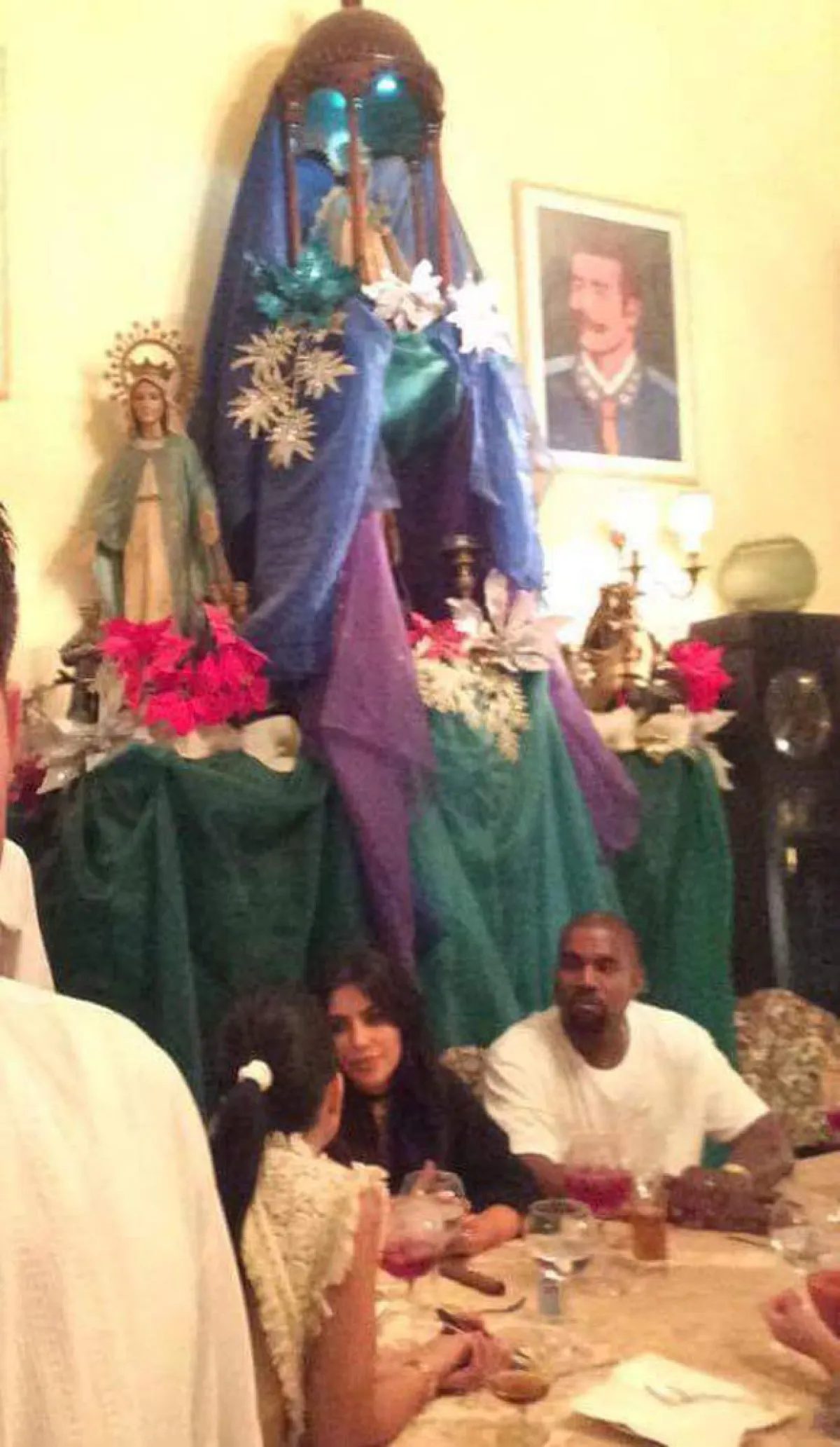 Kim y Kanye platicaron con algunos lugareños mientras comían en el restaurante.