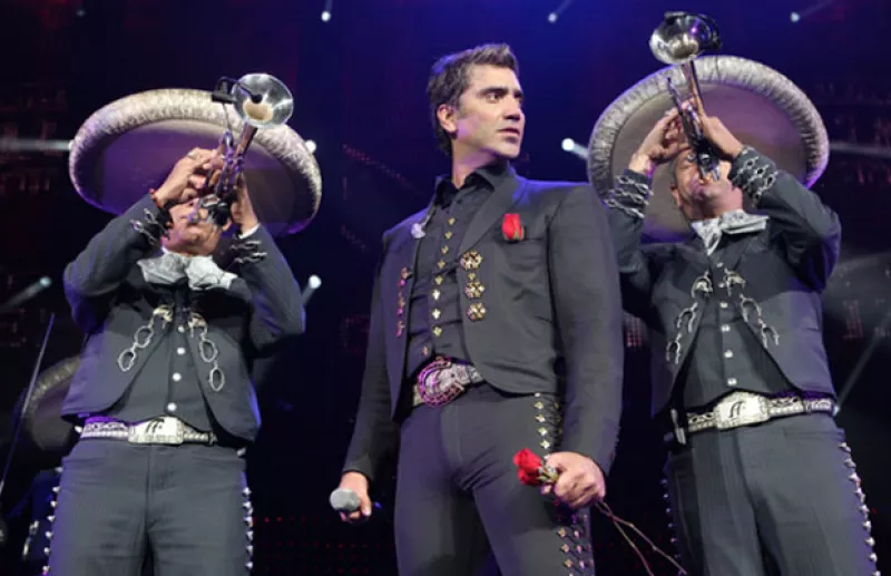 Alejandro Fernández lleva su tour 'Confidencias' a Acapulco el 31 de octubre, para cantar sus más grandes éxitos.