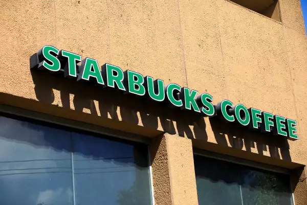 Un cartel de la empresa estadounidense de café Starbucks en la Ciudad de México.