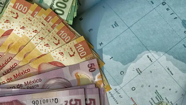 Deuda pública de México. Billetes y un mapa del país.  Foto iStock. 